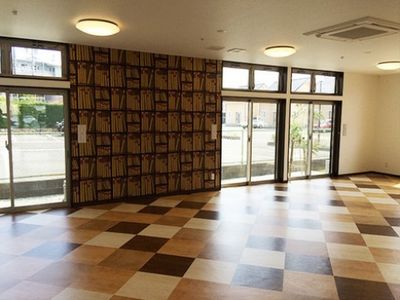 床格子模様の広々空間