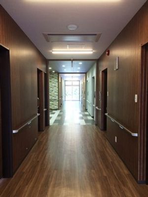 清潔な床の施設廊下