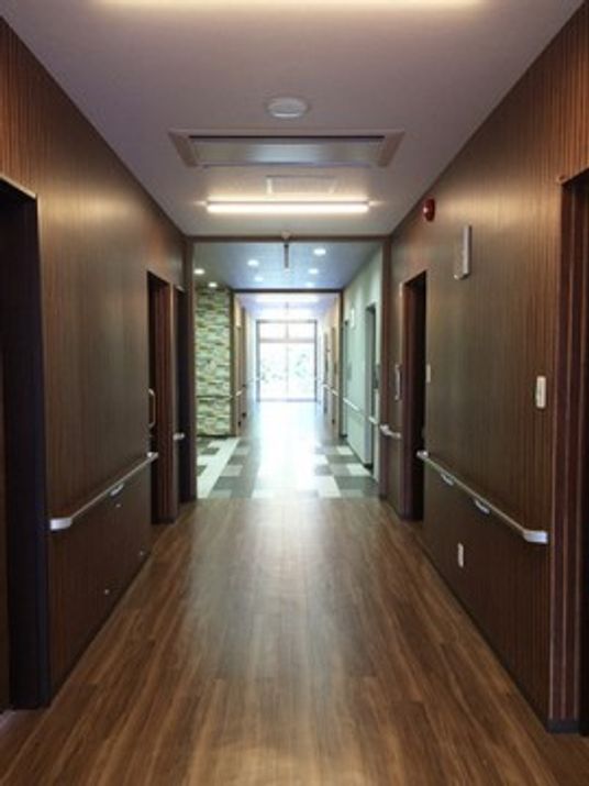 清潔な床の施設廊下