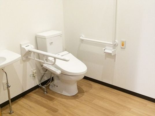 手すり付ききれいなトイレ