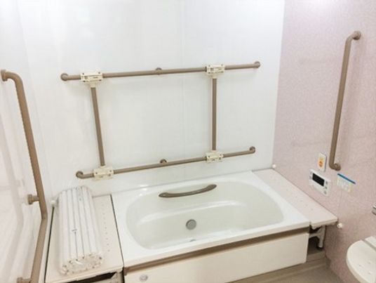手すり付き洋式浴室