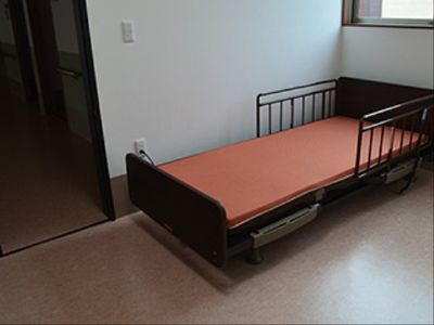 シンプルな個室のベッド