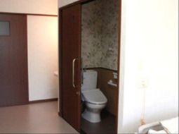 清潔なトイレ付きの居室