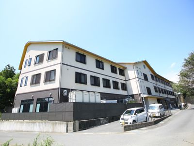 明るい日差しの外観