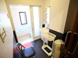 明るい単身用浴室