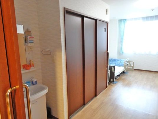 明るい居室の廊下  