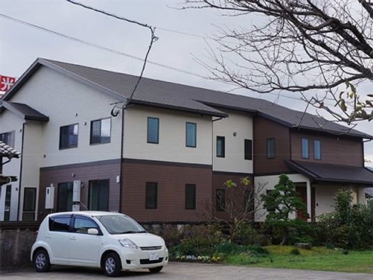 落ち着いた色合いの外観