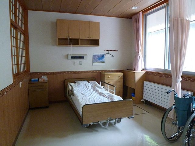 明るい居室 居室 広々とした居室は自然光がたっぷり入り、快適に過ごせる空間です。ベッドや収納も使いやすく整っています。
