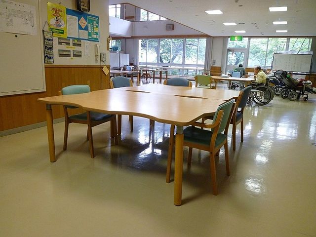 明るい空間のラウンジ ラウンジ 広々としたラウンジは、自然光が差し込み、落ち着いた雰囲気でリラックスして過ごせます。