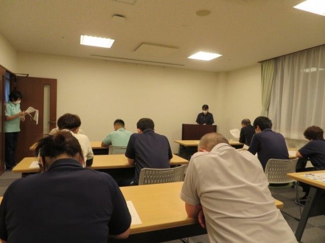 机に向かう会議室 多目的室   机を並べた明るい多目的室で、参加者が前方の説明に耳を傾けています。研修や話し合いに使いやすい落ち着いた空間です。