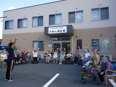 屋外の活動をする様子