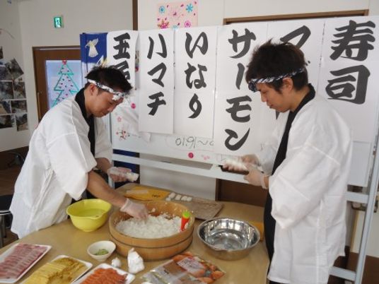 料理活動する笑顔の人々