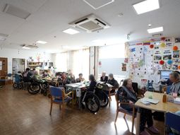 共有スペースで談笑する人たち