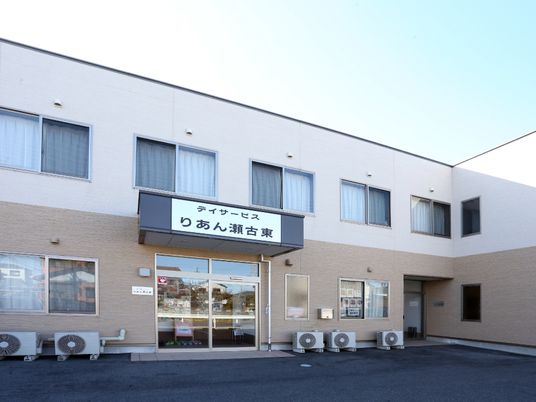 外観のシンプルな建物