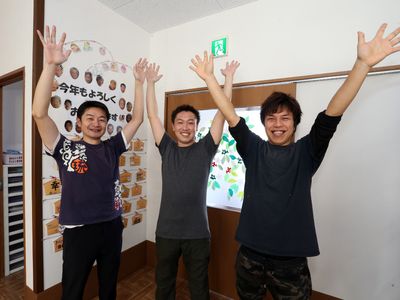 笑顔のスタッフ三人組
