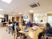 利用者が集う明るいダイニング
