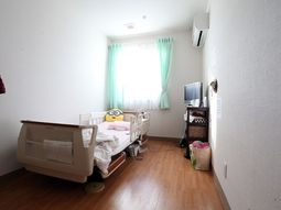 明るい居室の風景