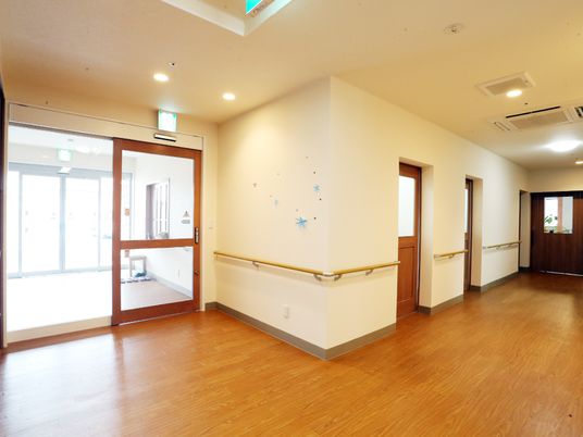 明るく広々とした廊下