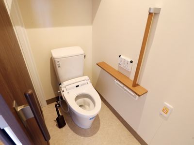 手すり付き清潔なトイレ