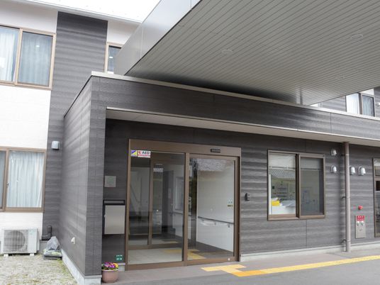 施設の明るいエントランス