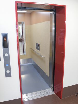 赤い枠のエレベーター入口