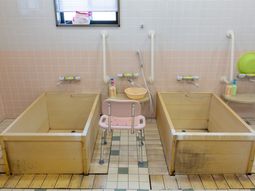 明るい色調の浴室