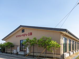 明るい外観の建物