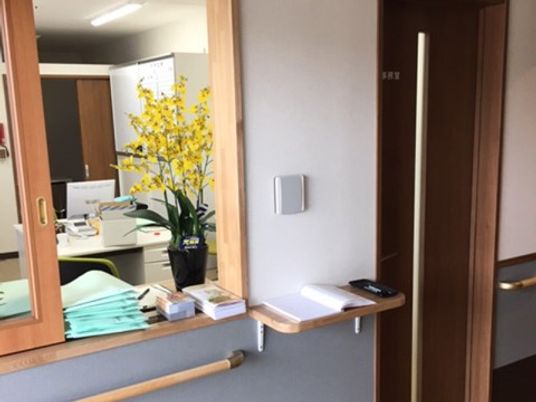 事務所の入口と花