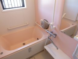 バリアフリー設計の浴室