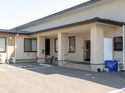 明るい外観のエントランス