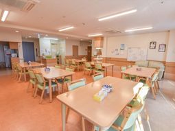 広々食堂の明るい空間