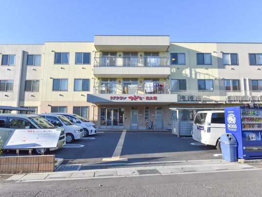 明るい外観の建物正面