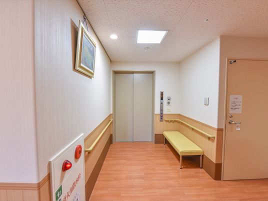 エレベーター前の廊下