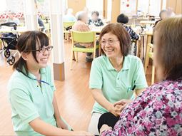 明るい笑顔のスタッフ