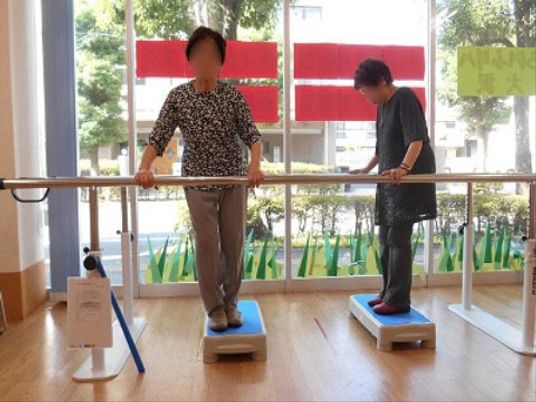 バランス訓練をする人々