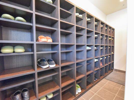 玄関の壁一面に、天井まで届くほどの大きな靴箱が設置してある。上にスリッパ、下に靴を置くことができるような設計となっている。