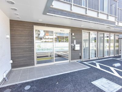 利便性の高い明るいエントランス