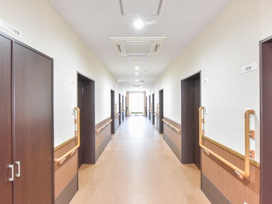 明るく清潔な廊下