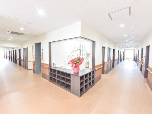 明るい通路の一望