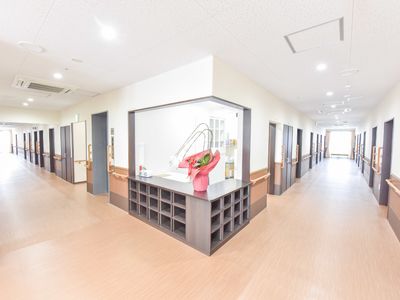 明るい通路の一望