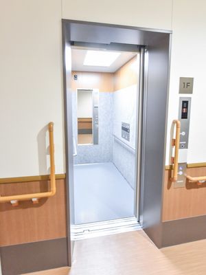 バリアフリー設計のエレベーター