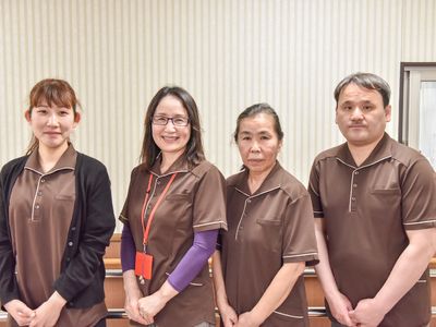 スタッフ4人の集合写真