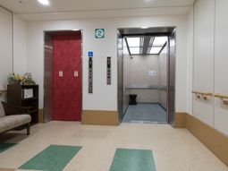 赤いエレベーターの廊下