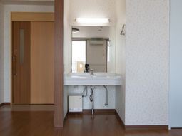清潔な洗面台が設置された室内