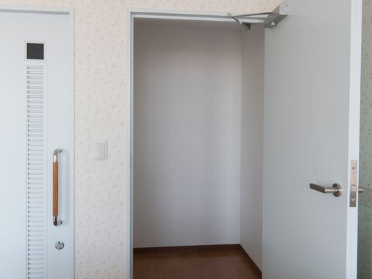 開いた扉と廊下