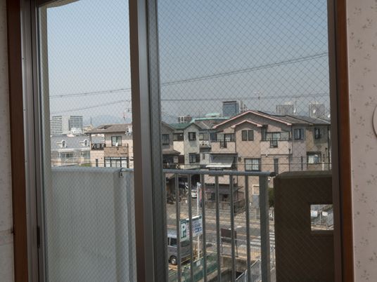都市の景観を望む窓