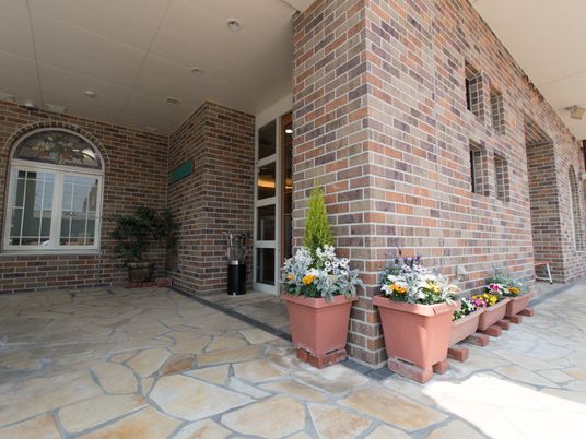 煉瓦造りの明るいエントランス
