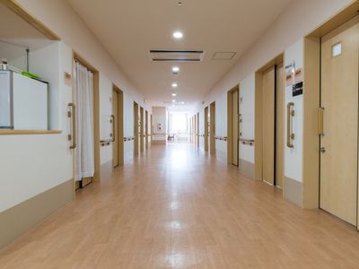 明るい広々とした廊下