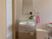 居室の中にはある洗面台は鏡があるので朝の身支度のときに便利である。コンセントもあるのでドライヤーなども使える。