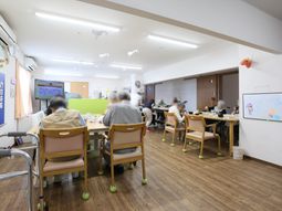 明るい食堂の様子